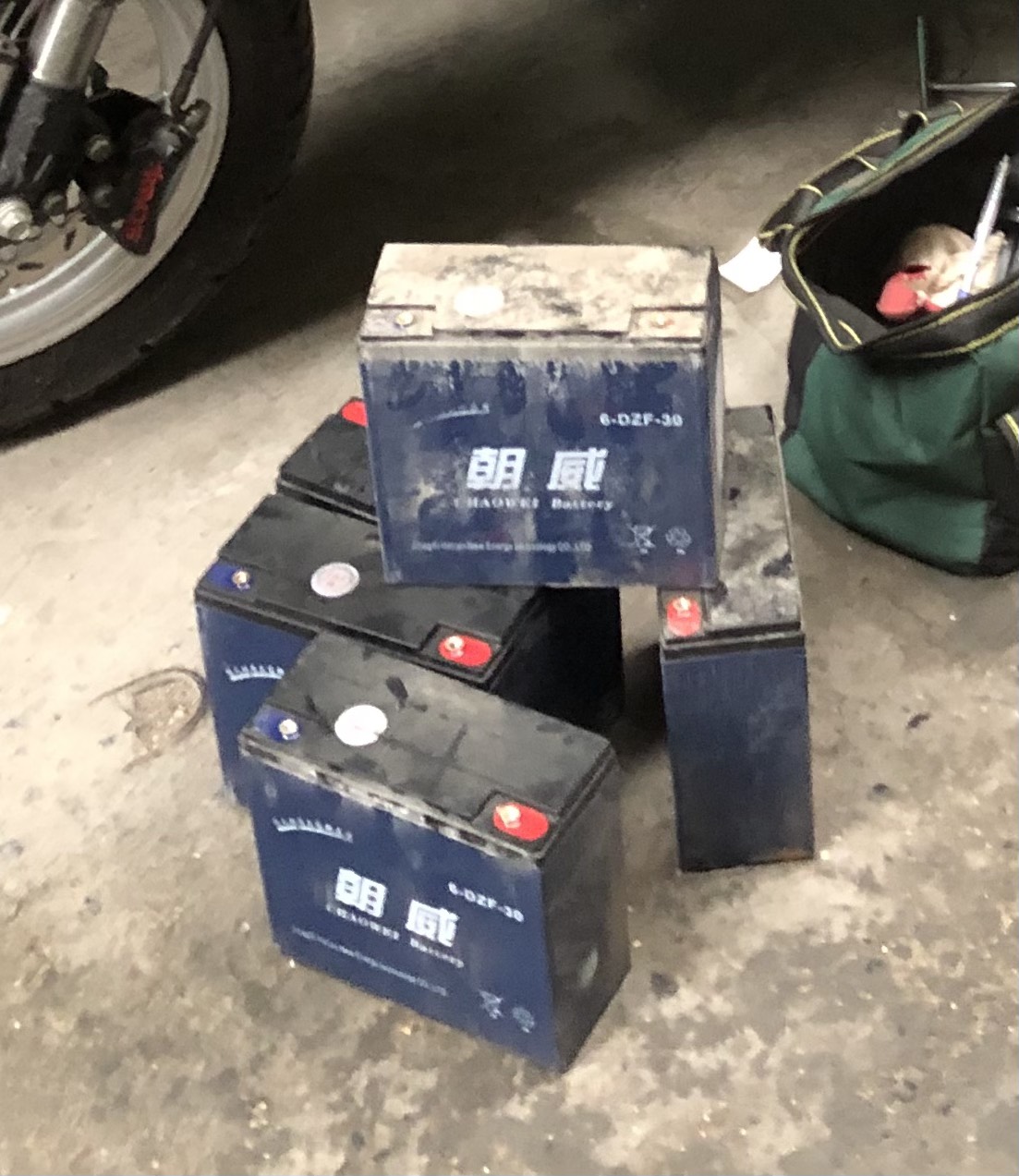 Ắc quy theo xe điện Xmen