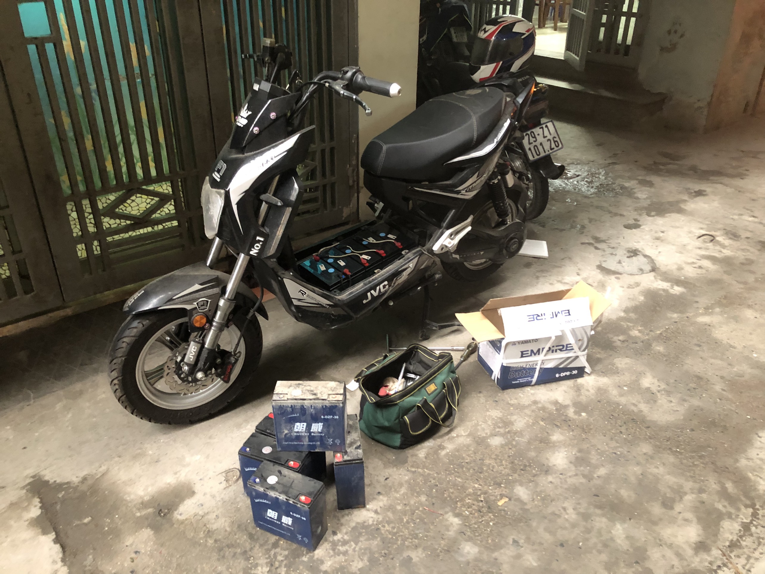 Thay ắc quy cho xe điện Xmen tại Đông Anh